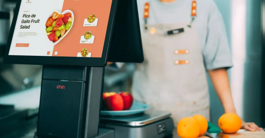Önkiszolgáló pénztárgép digitális kijelzője és mérlege közelről